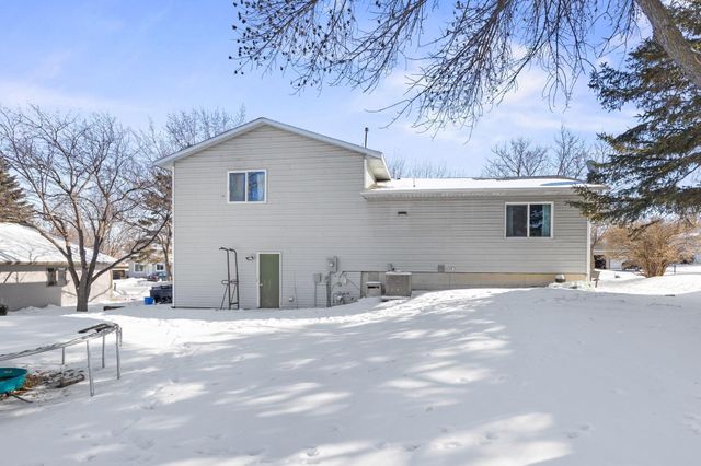 530 Jackson Street SW, Hutchinson, MN 55350