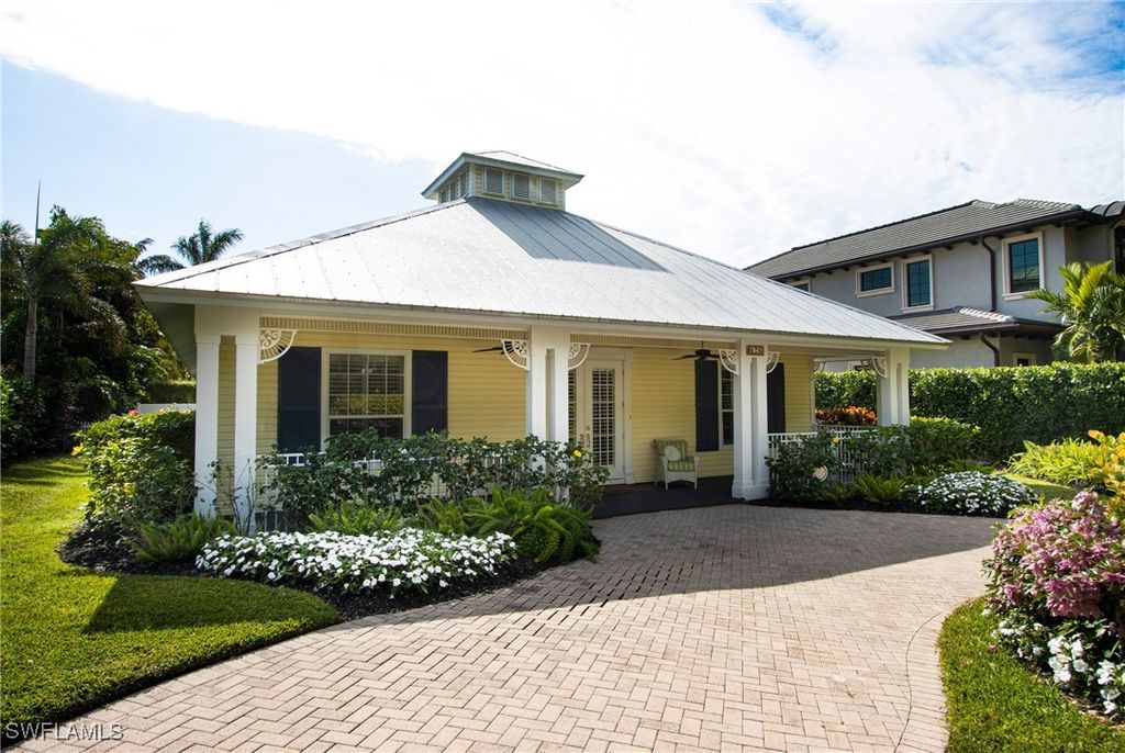 476 1st AVE N, Naples, FL 34102