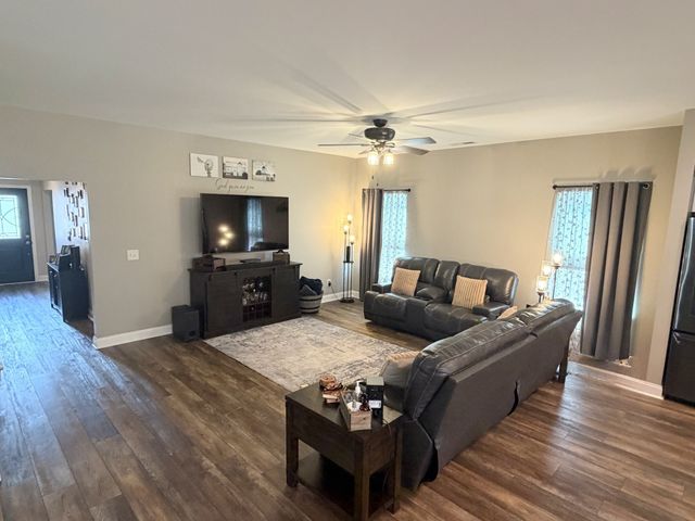 1036 Westgate Dr, Gallatin, TN 37066