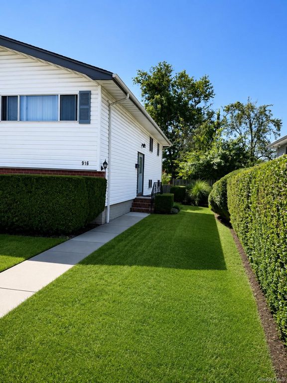 916 PARK Avenue, Westbury, NY 11590 — photo 2
