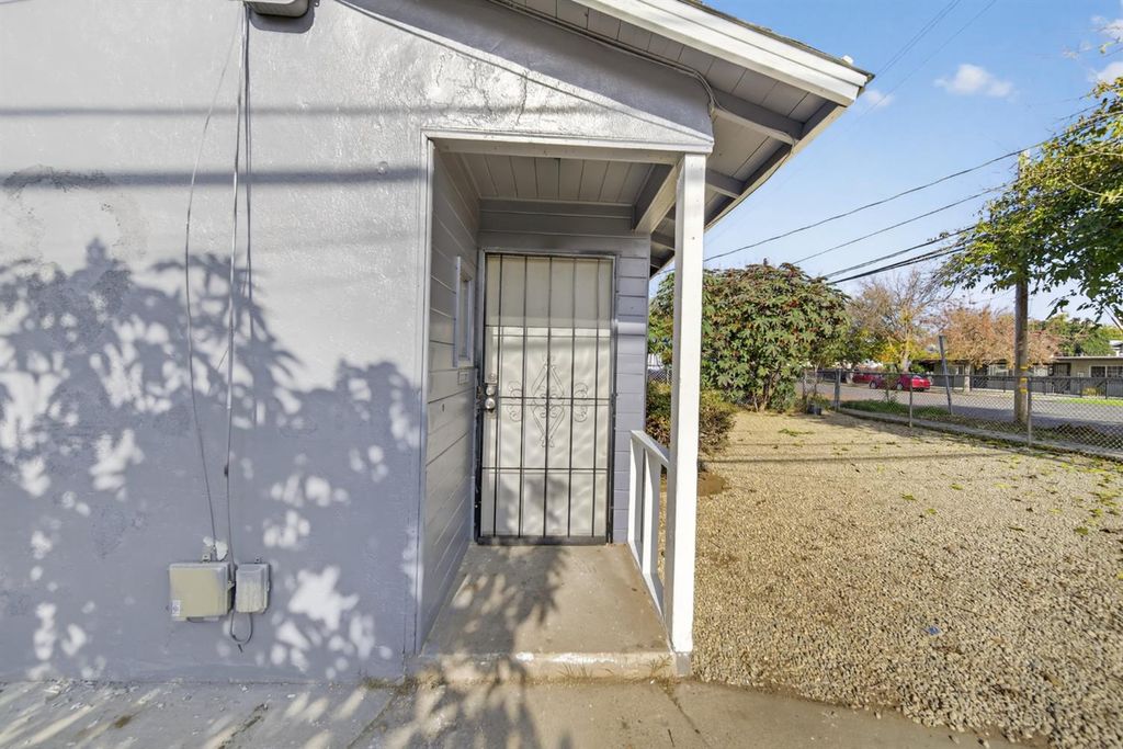 Image 16 of property listing at 622 S 11th Street, Fresno, CA 93702