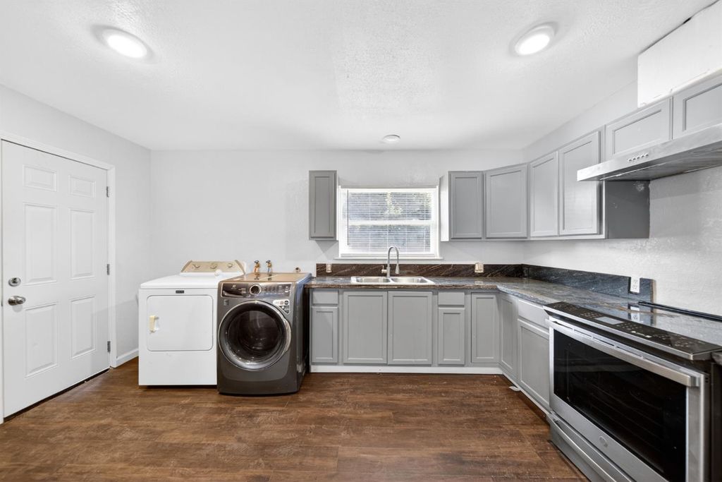 Image 26 of property listing at 622 S 11th Street, Fresno, CA 93702