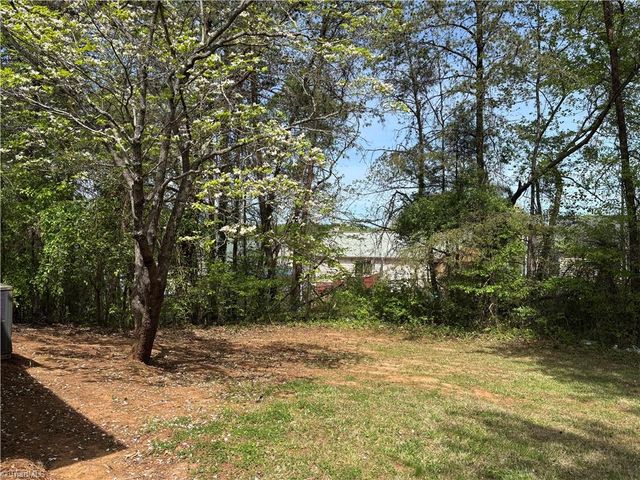 1041 Duchess Court, Winston-salem, NC 27107