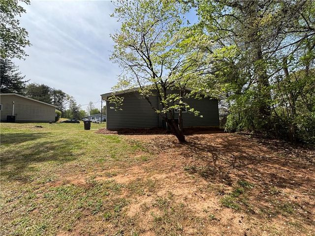 1041 Duchess Court, Winston-salem, NC 27107