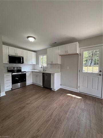 1041 Duchess Court, Winston-salem, NC 27107