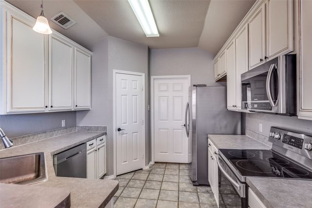 941 La Sierra Drive, Crowley, TX 76036