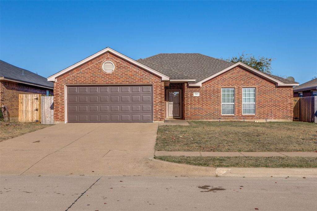 941 La Sierra Drive, Crowley, TX 76036