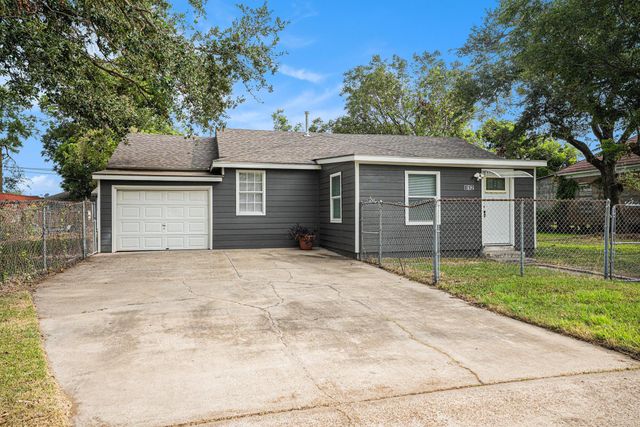 812 7th Avenue N, Texas City, TX 77590