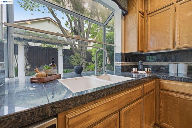 2260 Redington Dr, Tracy, CA 95377