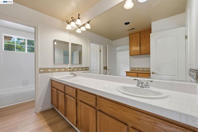 2260 Redington Dr, Tracy, CA 95377