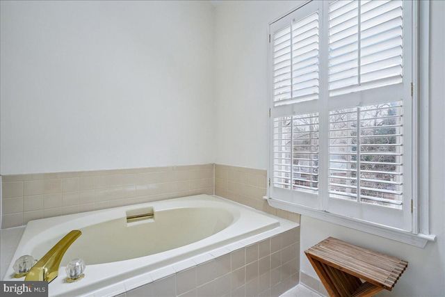 10243 ASPEN WILLOW DR, Fairfax, VA 22032