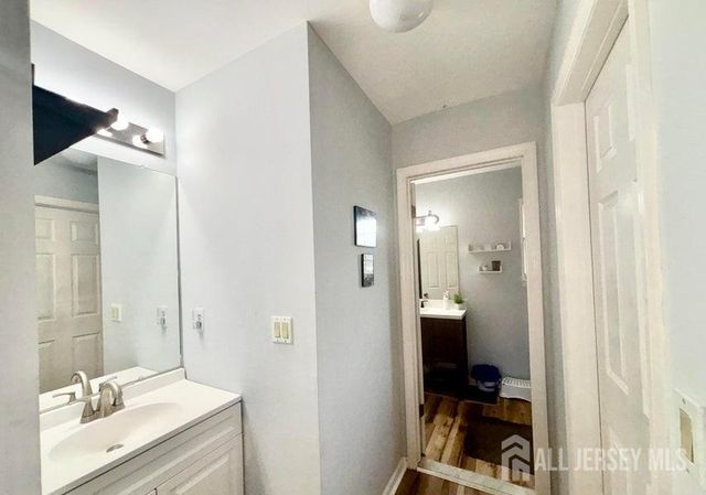 15 Saddle Court, Tinton Falls, NJ 07753