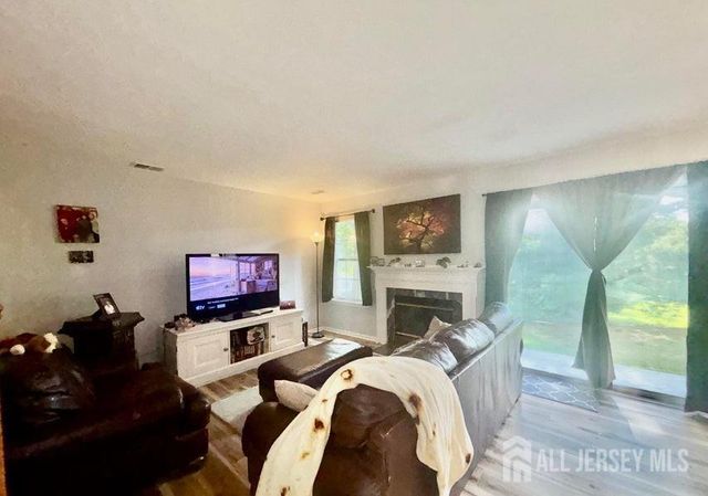 15 Saddle Court, Tinton Falls, NJ 07753