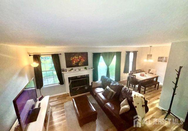 15 Saddle Court, Tinton Falls, NJ 07753