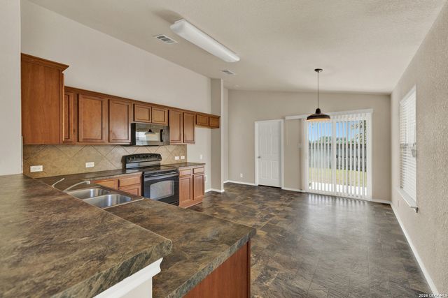 566 BRIGGS DR, New Braunfels, TX 78130