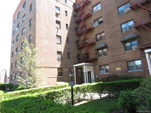 147-14 84th Road 2A, Briarwood, NY 11435