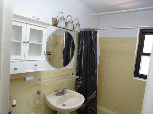 147-14 84th Road 2A, Briarwood, NY 11435
