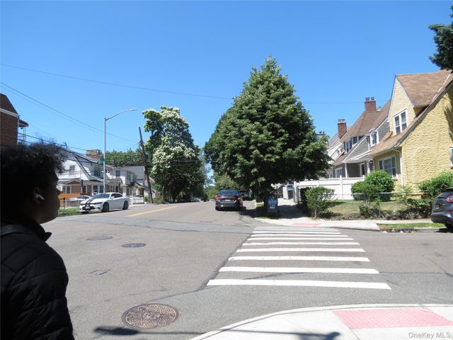 147-14 84th Road 2A, Briarwood, NY 11435