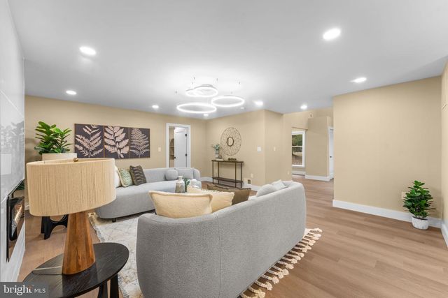 10333 HICKORY FOREST DR, Oakton, VA 22124