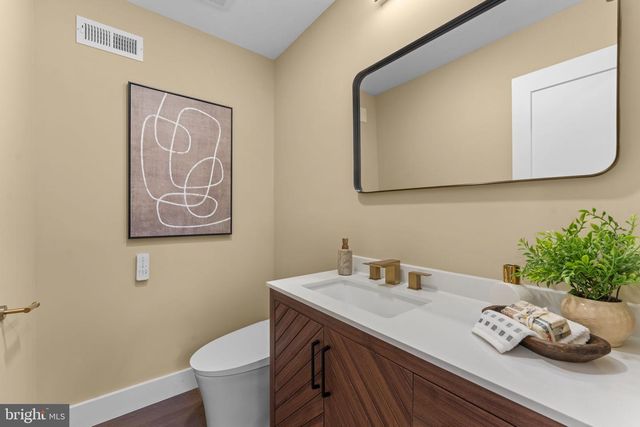 10333 HICKORY FOREST DR, Oakton, VA 22124