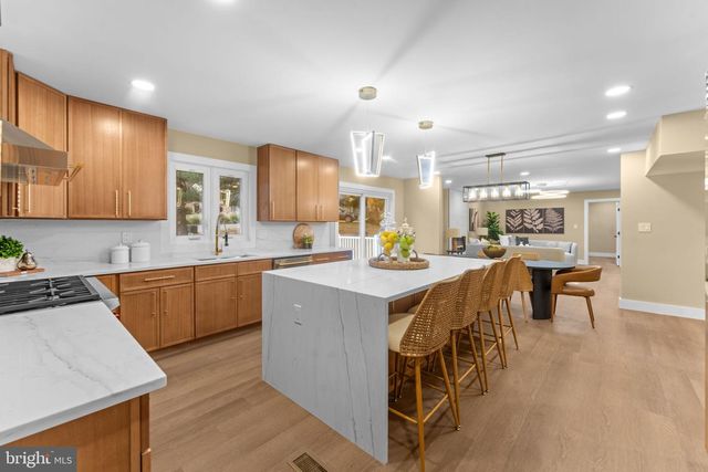 10333 HICKORY FOREST DR, Oakton, VA 22124