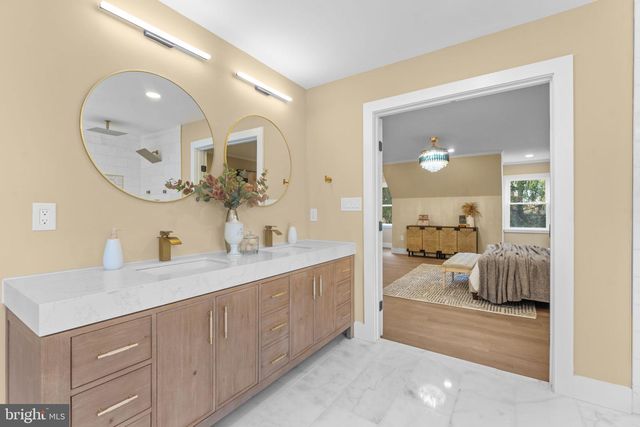 10333 HICKORY FOREST DR, Oakton, VA 22124