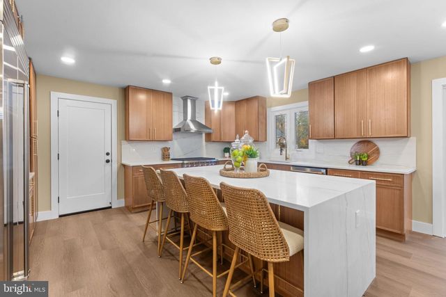 10333 HICKORY FOREST DR, Oakton, VA 22124