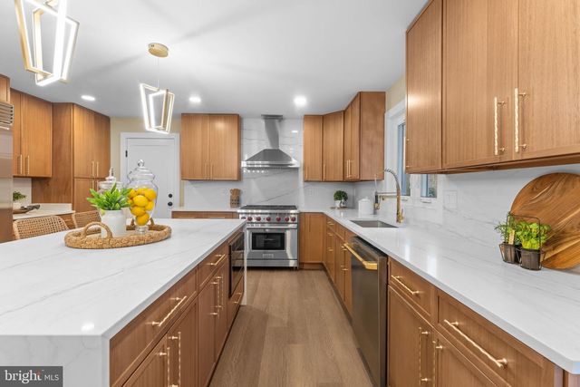 10333 HICKORY FOREST DR, Oakton, VA 22124