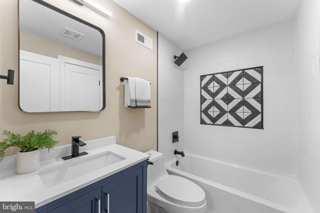 10333 HICKORY FOREST DR, Oakton, VA 22124