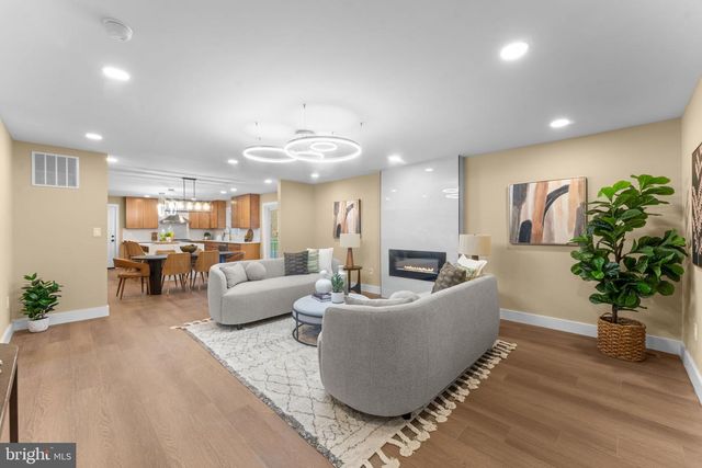 10333 HICKORY FOREST DR, Oakton, VA 22124