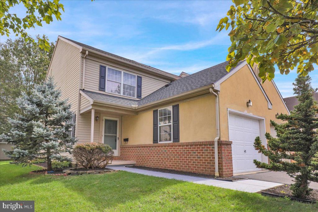 Image 2 of property listing at 1553 QUEEN LN, Lancaster, PA 17601