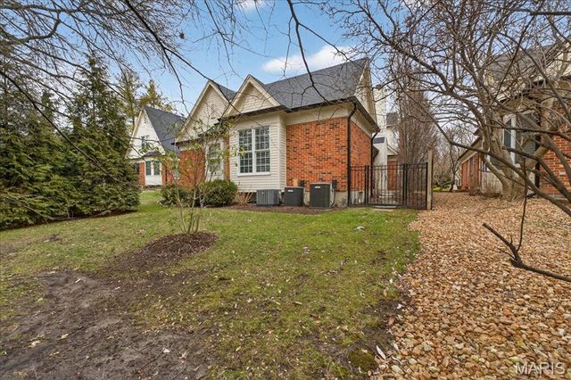 31 Conway Close Road, Ladue, MO 63124