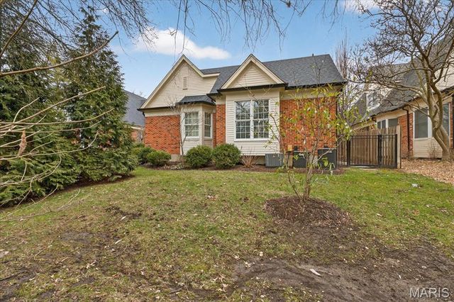 31 Conway Close Road, Ladue, MO 63124