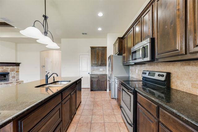 673 Fossil Wood Drive, Saginaw, TX 76179