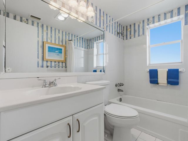 680 W Horizons W 212, Boynton Beach, FL 33435