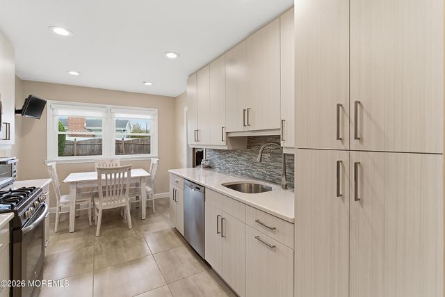 1 Blenheim Road, Manalapan, NJ 07726