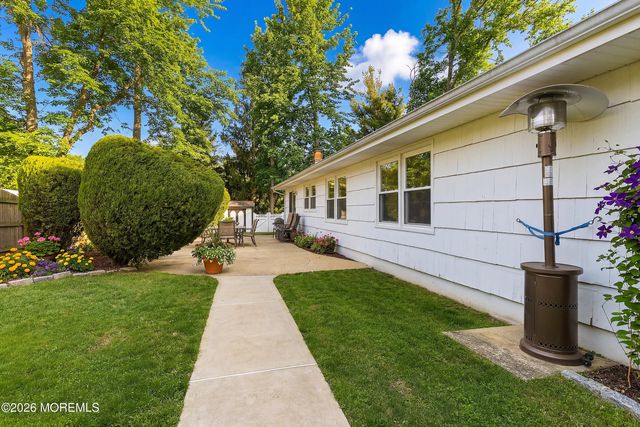 1 Blenheim Road, Manalapan, NJ 07726