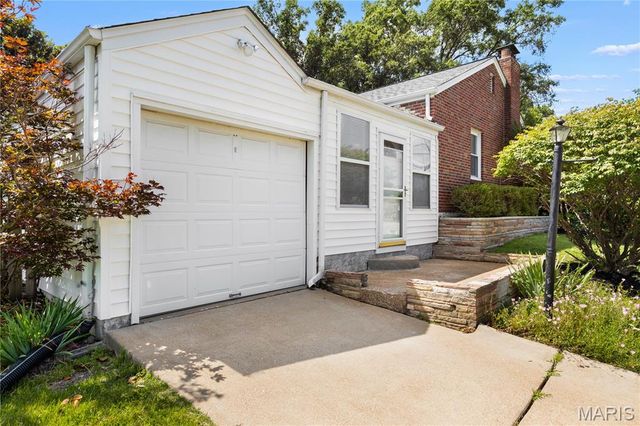 2 W Rose Avenue, Webster Groves, MO 63119
