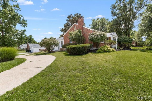 2 W Rose Avenue, Webster Groves, MO 63119