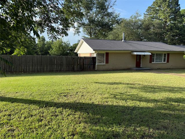 18 Sandy Lane, Palestine, TX 75801