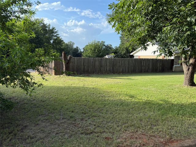 18 Sandy Lane, Palestine, TX 75801