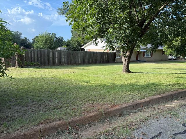 18 Sandy Lane, Palestine, TX 75801