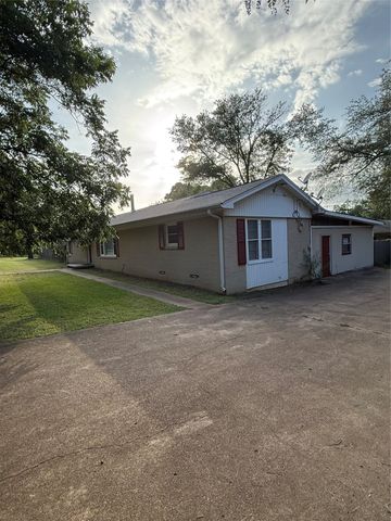 18 Sandy Lane, Palestine, TX 75801