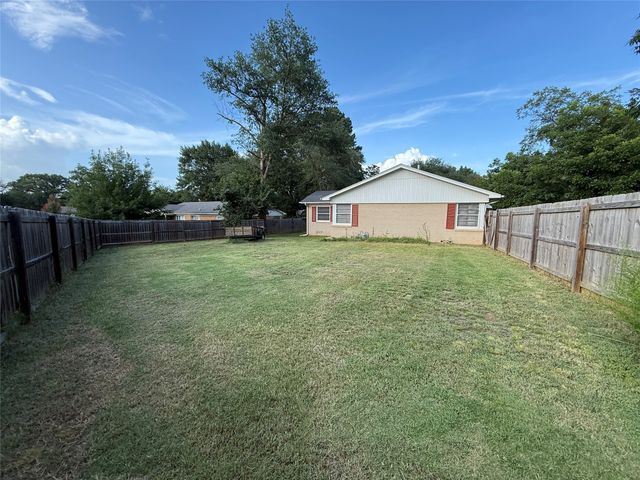 18 Sandy Lane, Palestine, TX 75801