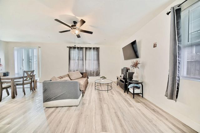 397 Broadstone Ct, Los Banos, CA 93635