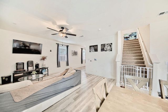 397 Broadstone Ct, Los Banos, CA 93635