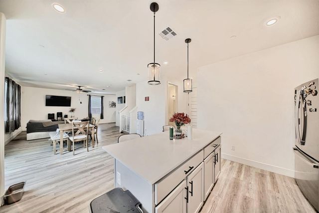 397 Broadstone Ct, Los Banos, CA 93635