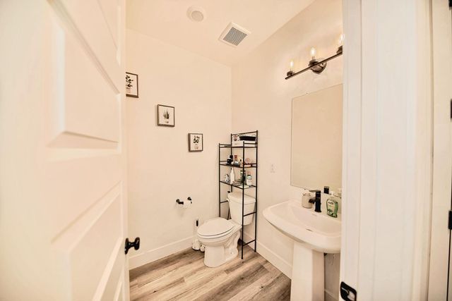 397 Broadstone Ct, Los Banos, CA 93635