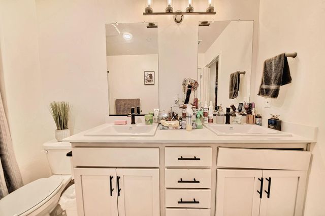 397 Broadstone Ct, Los Banos, CA 93635