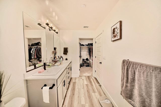 397 Broadstone Ct, Los Banos, CA 93635